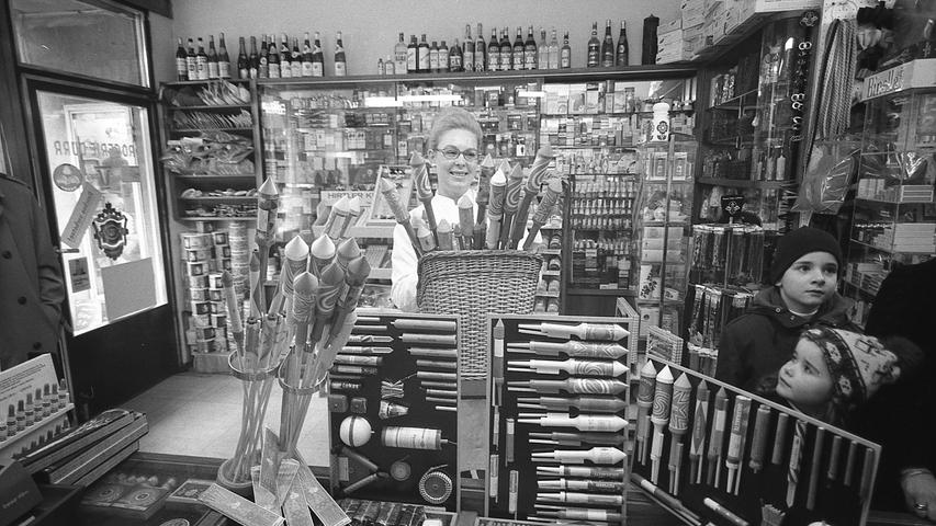 Eine ungeheure Auswahl an Feuerwerkskörpern steht dem Kunden zur Verfügung. Hier geht es zum Kalenderblatt vom 31. Dezember 1970: Nürnberger Silvester-Knall wird 700.000 Mark kosten.