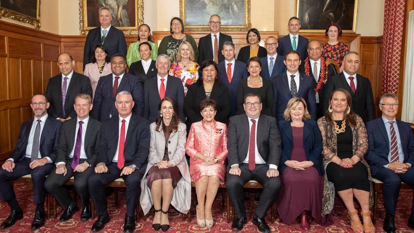 Mehr Diversität: Neuseelands Premierministerin Jacinda Ardern zeigt, wie es geht. Am 6. November 2020 stellte sie ihr neues Kabinett vor, welches acht Frauen, fünf Maori und drei LGBTQ+-Menschen beinhaltet. Die Außenministerin Nanaia Mahuta ist die die erste Frau im neuseeländischen Parlament, die ein Moko Kauae - ein traditionelles Kinn-Tattoo - trägt.