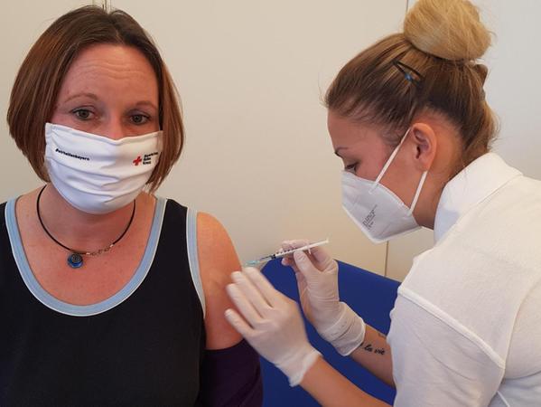 Notfallsanitäterin Silke Wenzel erhält die Impfung.