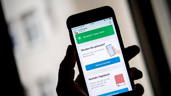 Zusätzlich bietet die App die Funktion, eigene Begegnungen in ein Kontakt-Tagebuch einzutragen. Damit sollen die Kontakte der letzten 14 Tage im Falle einer Infektion leichter nachvollziehbar sein. Wer möchte, kann die Daten dann direkt aus der App an das Gesundheitsamt übermitteln - das ist aber vollkommen freiwillig.