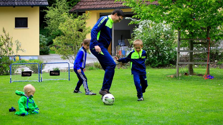 Der eigene Garten als Stadion: Die sechsjährigen Zwillinge Ben und Sara üben im Garten mit Papa Andreas Ledig,  bis das Fußballtraining beim SC Egloffstein wieder startet; 
