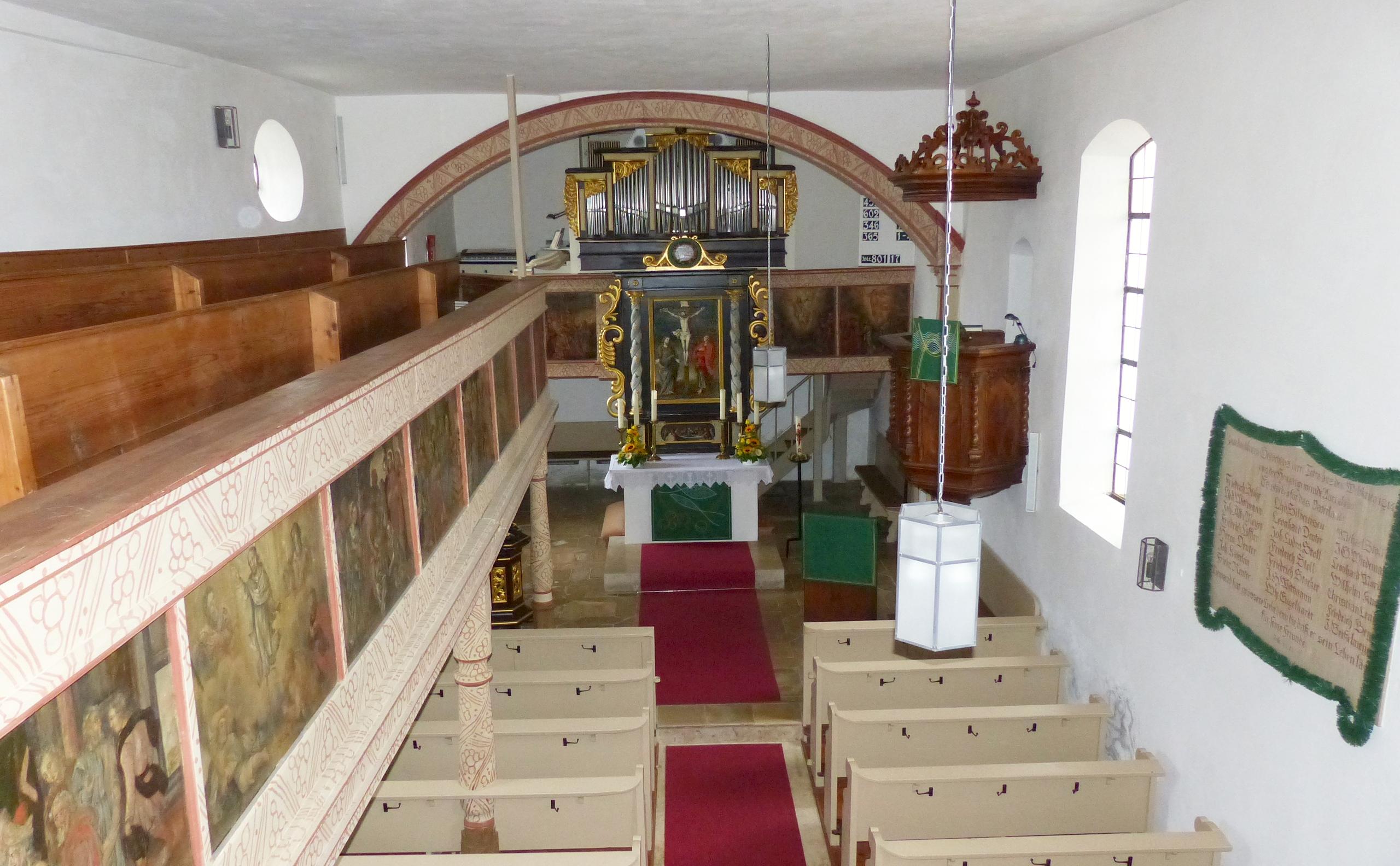 "Teuflische" Störung: Beim Auernheimer Silvestergottesdienst attackiert eine sturzbetrunkene Frau die Mesnerin, verhöhnt die Posaunisten und erklärt dem Pfarrer, dass sie „an den Teufel glaube“ und „auf Jesus und Euren Glauben spucke“. Als der Geistliche sie nach draußen komplementieren will, droht sie: „Ich hau’ Dir gleich den Hut vom Kopf!“ Pfarrer Rüdiger Schild behält kühlen Kopf und predigt weiter, bis die Polizei eintrifft.