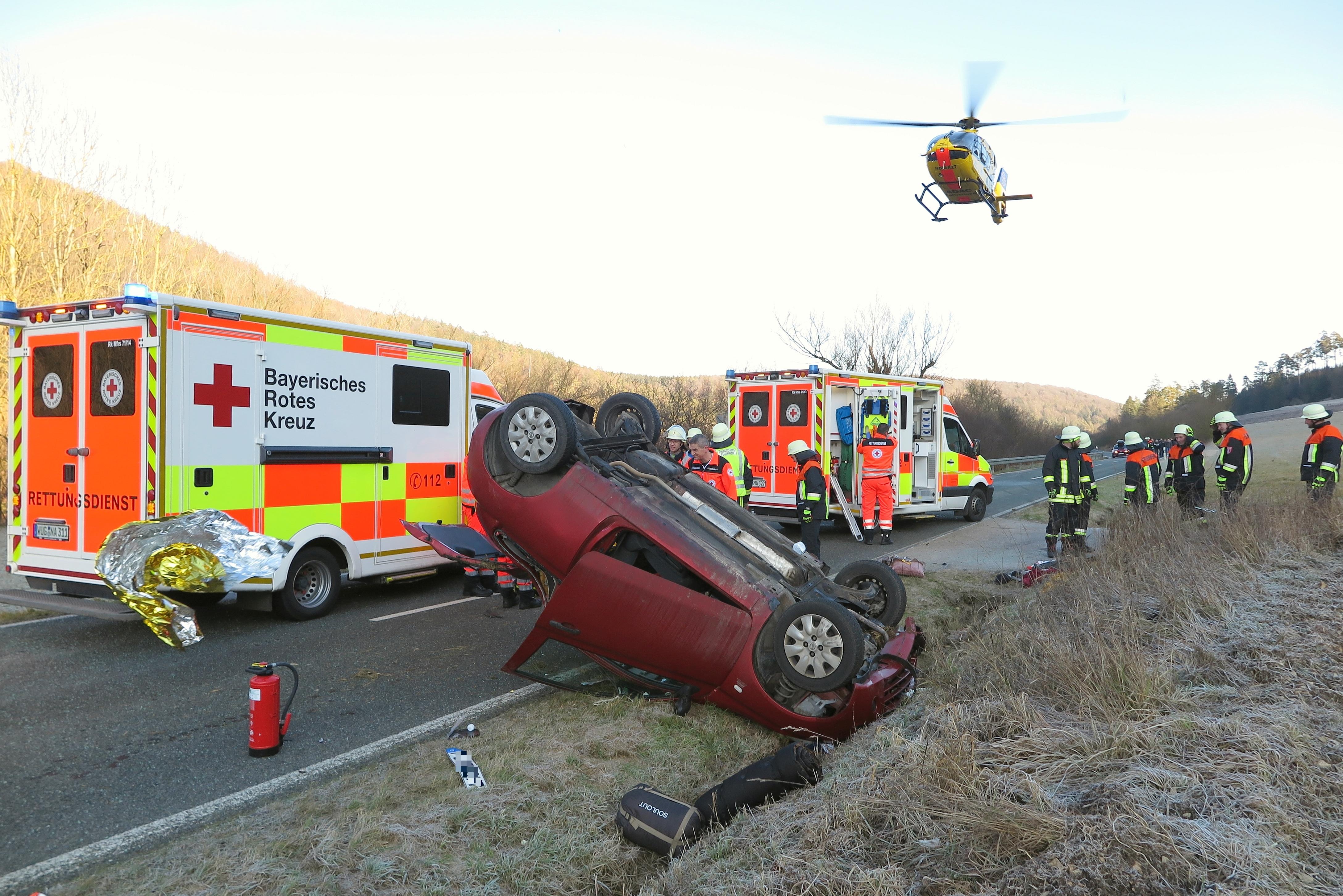 Teenagerin schwer verletzt: Die Unfallserie mit Teenagern reißt nicht ab. Nach zwei schweren und einem tödlichen Unglück im Herbst überschlägt sich am Neujahrstag zwischen Schambach und Suffersheim bei Reifglätte ein Kleinwagen mit drei jungen Leuten. Der 19-jährigen Beifahrerin zerreißen scharfe Wagenteile den Arm.