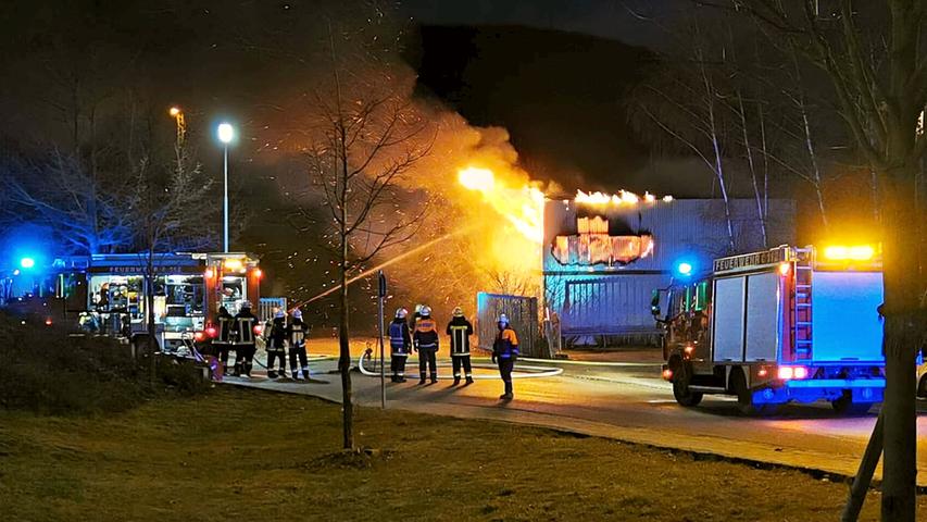 Container angezündet: Auf dem Areal des alten Treuchtlinger Bahnbetriebswerks gehen im Januar acht Wohn- und Bürocontainer in Flammen auf. Drei Stunden dauert der Löscheinsatz, die Polizei geht von Brandstiftung aus.