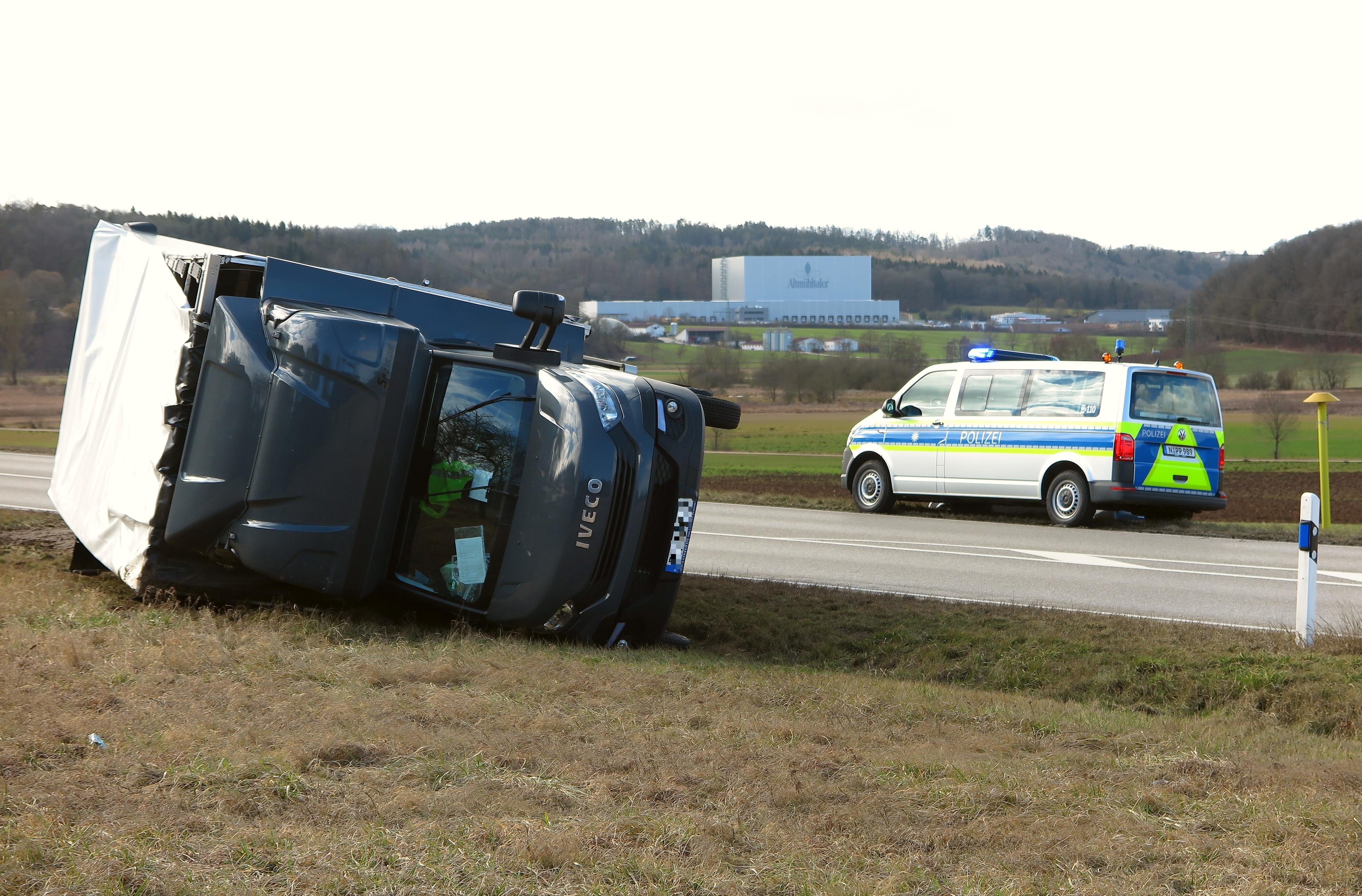 Stürmische Sabine: Sturmtief Sabine fegt im Februar über den Landkreis, knickt Bäume um und drückt auf der B2 bei Dietfurt einen Kleinlaster in den Graben. Die Schüler freuen sich: Sie haben unterrichtsfrei.