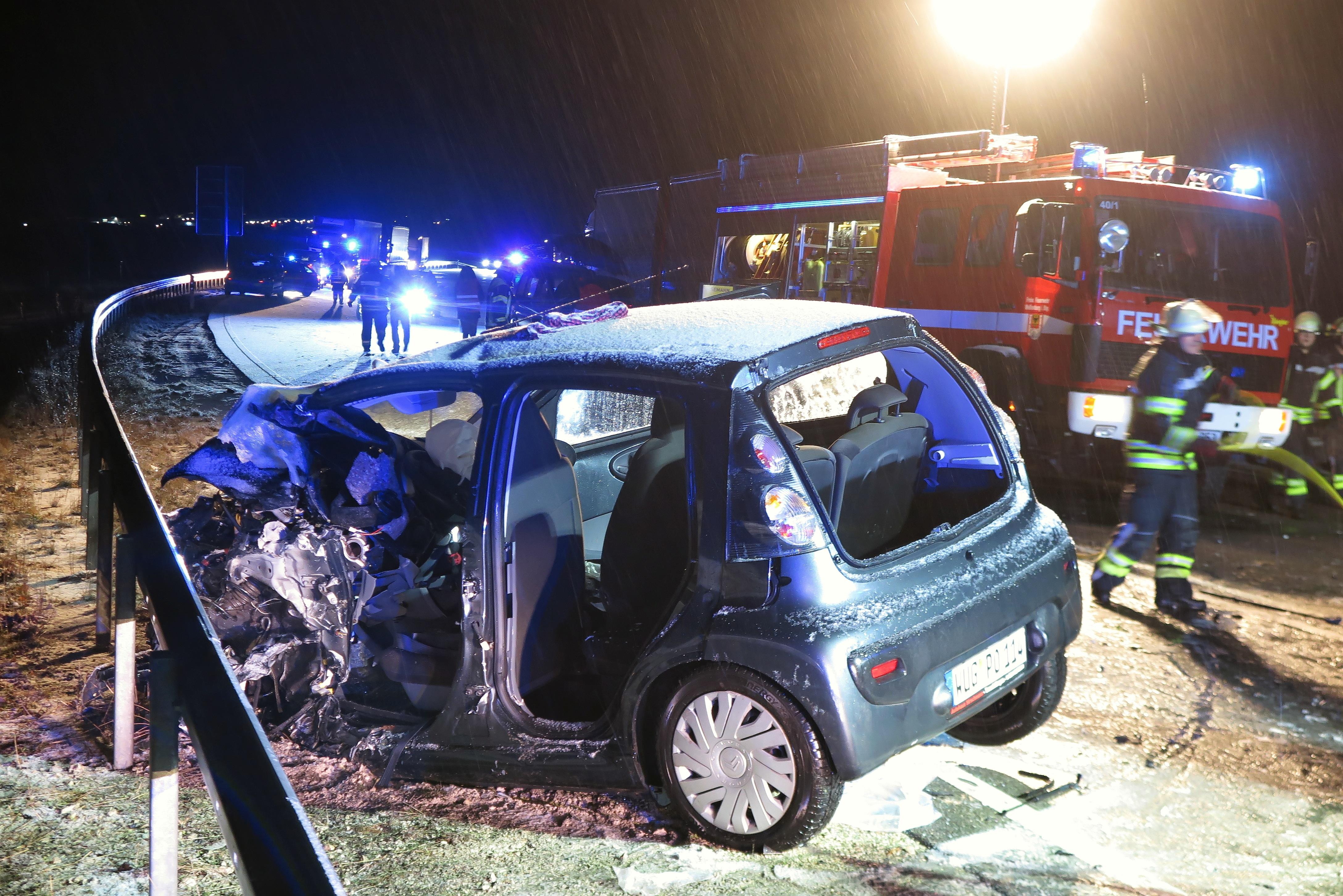 Karambolage im Schnee: Schneetreiben wird Mitte Februar sieben Autofahrern auf der B2 bei Dettenheim zum Verhängnis. Eine Treuchtlingerin gerät auf die Gegenspur und prallt in einen Sattelzug, ein zweiter Autofahrer rammt den Wagen. Die Frau wird eingeklemmt, Trümmer treffen vier weitere Fahrzeuge. Zeitgleich passiert zwischen Raitenbuch und Burgsalach ein Unfall, ein dritter nachts zwischen Schambach und Suffersheim.