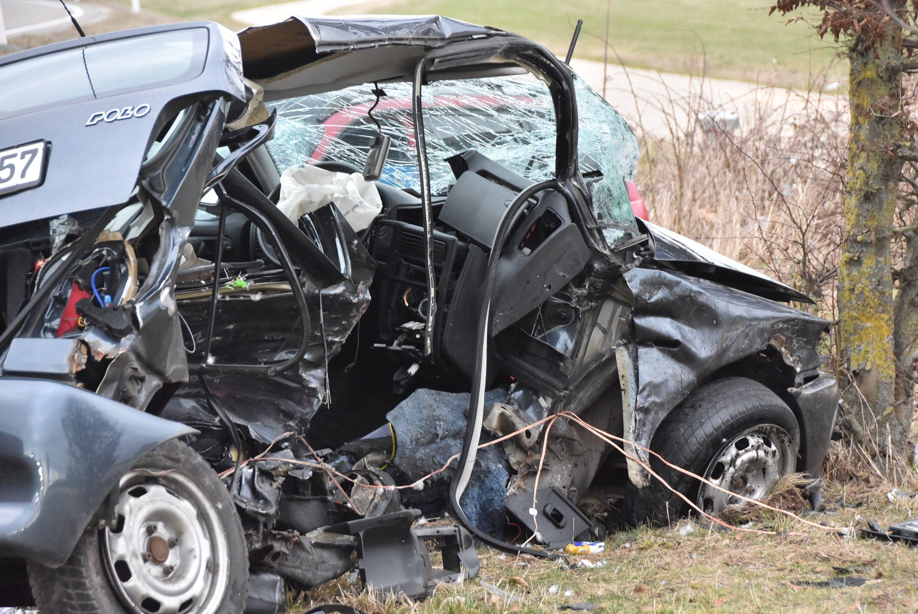 Tödliches Überholmanöver: Auf der B2 bei Kaisheim kommt im März ein 43-jähriger Treuchtlinger ums Leben. Der Kleinwagen des Manns schleudert nach einem Überholmanöver in den Gegenverkehr. Ein zweiter Beteiligter kommt mit mitteleren Verletzungen davon.