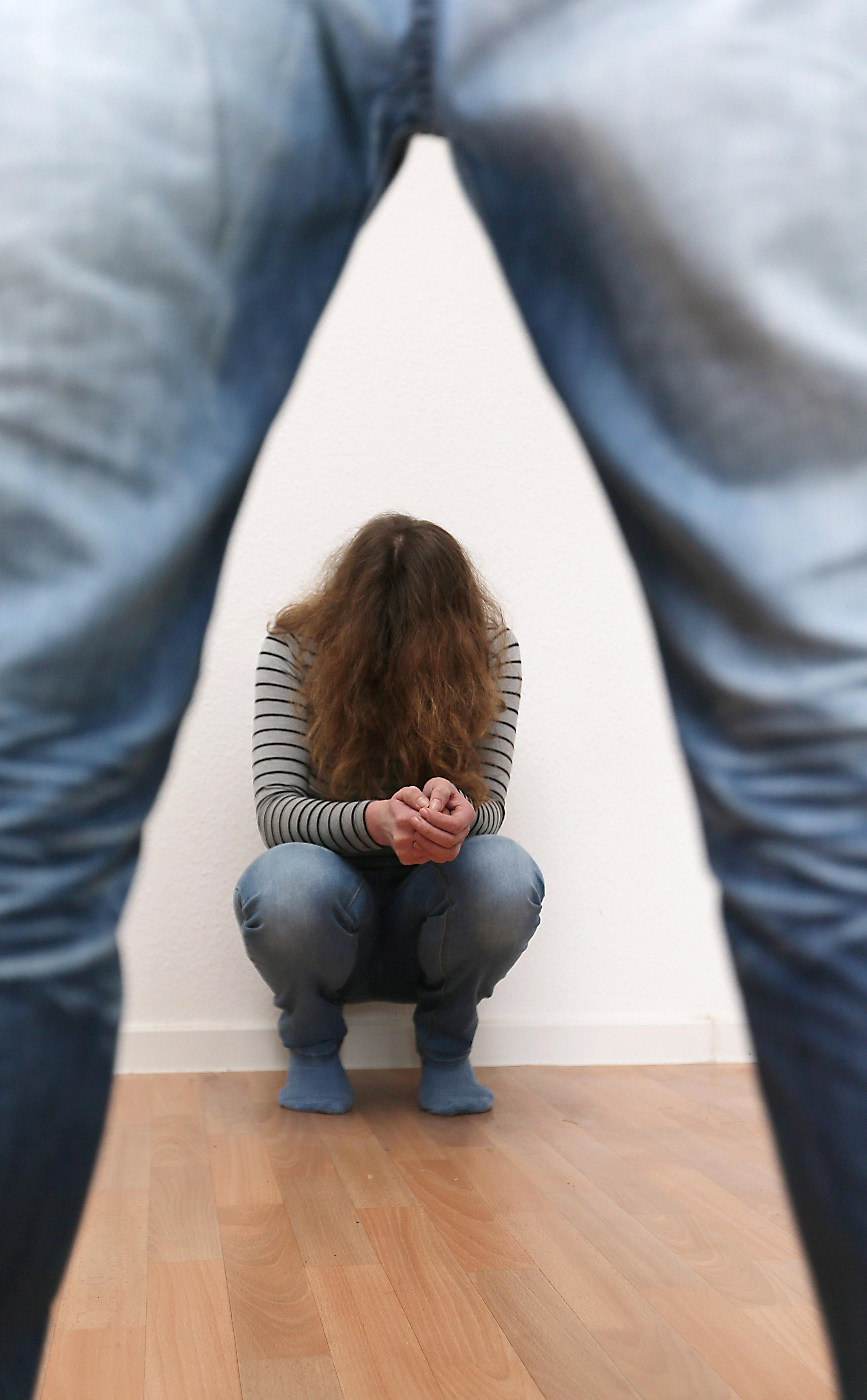 Teenagerin zu Sex genötigt: "Nein heißt nein!" Das erfährt ein 23-Jähriger, der wegen Vergewaltigung einer 16-Jährigen vor dem Landgericht steht. Dies halten zwar alle Beteiligten am Ende für überzogen – wegen sexueller Nötigung verhängt das Gericht aber zwei Jahre Haft auf Bewährung und 250 Sozialstunden. Der Mann hatte die Teenagerin mit Nacktaufnahmen erpresst.