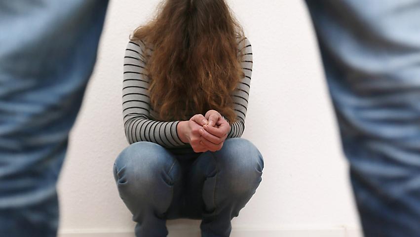 Teenagerin zu Sex genötigt: "Nein heißt nein!" Das erfährt ein 23-Jähriger, der wegen Vergewaltigung einer 16-Jährigen vor dem Landgericht steht. Dies halten zwar alle Beteiligten am Ende für überzogen – wegen sexueller Nötigung verhängt das Gericht aber zwei Jahre Haft auf Bewährung und 250 Sozialstunden. Der Mann hatte die Teenagerin mit Nacktaufnahmen erpresst.