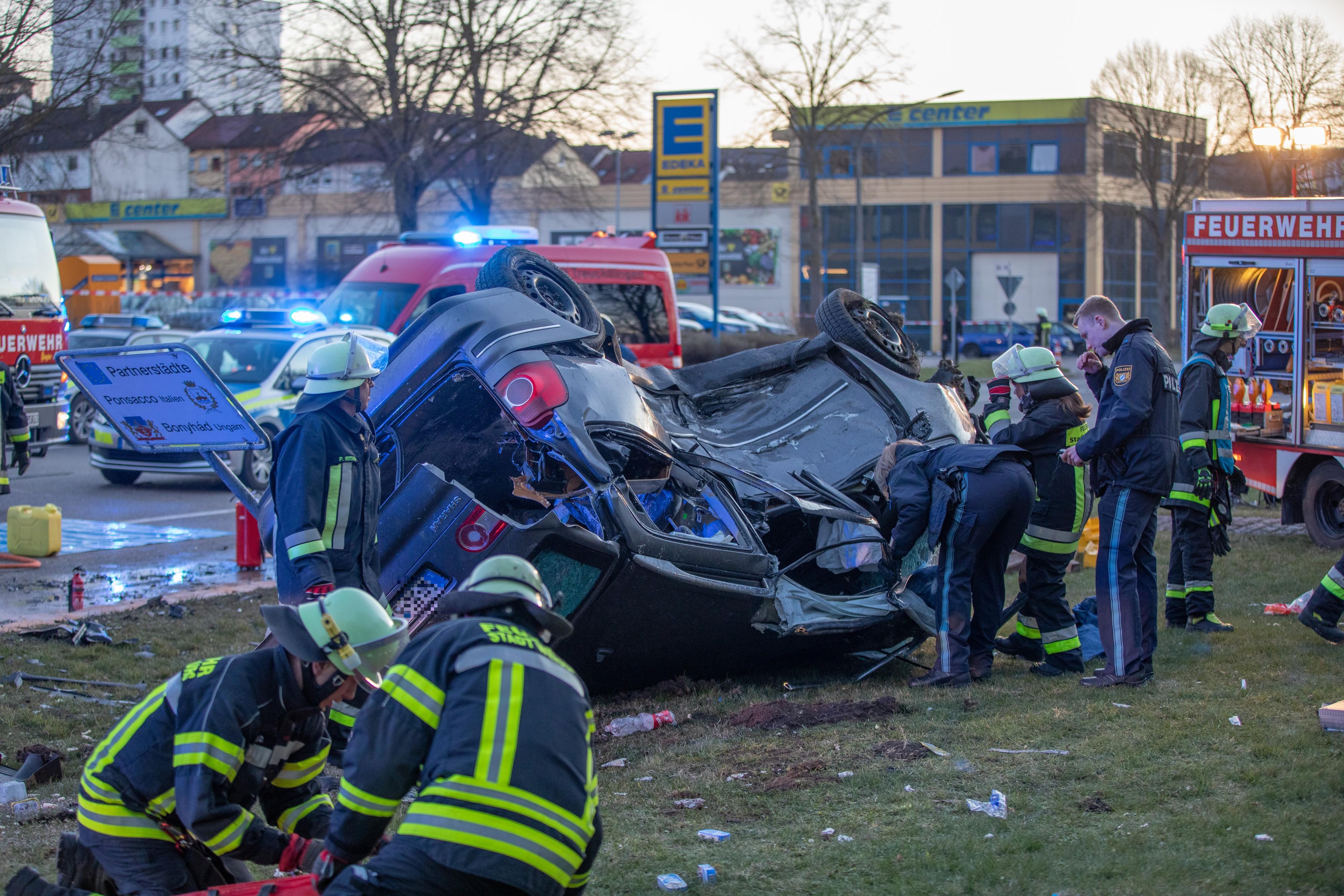 Überschlag und Gaffer: Ein 21-Jähriger übersieht Ende März in der Nürnberger Straße wegen der tiefstehenden Sonne das Auto eines 20-Jährigen. Sein Wagen überschlägt sich, der junge Mann wird schwer verletzt. Zahlreiche Gaffer behindern die Rettungskräfte, sodass die Polizei Verstärkung bis aus Nürnberg anfordern muss.