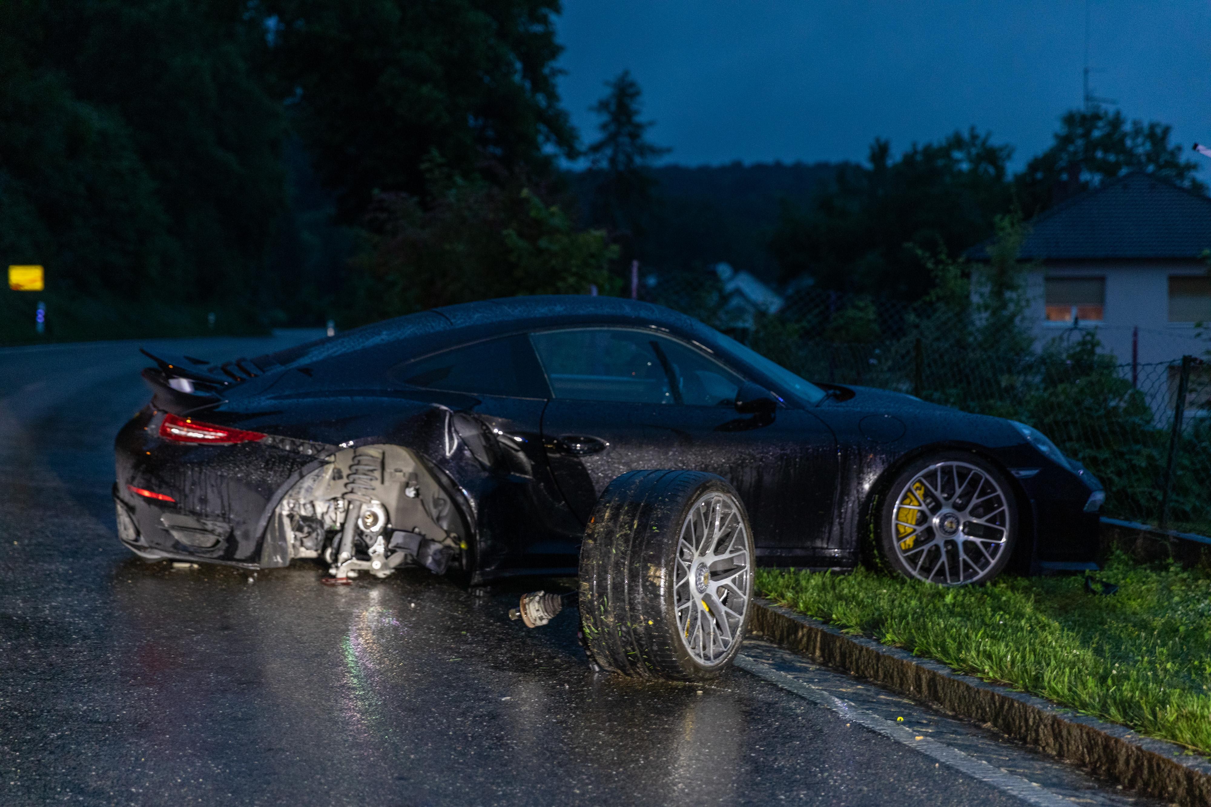 Luxusauto geschrottet: Einen teuren „Ausrutscher“ leistet sich im Juni ein 20-Jähriger mit einem neuen Porsche. Der Fahranfänger beschleunigt in der Hahnenkammstraße bei Nässe zu stark und verliert die Kontrolle über das 560 PS starke Auto. Schaden: rund 100.000 Euro.