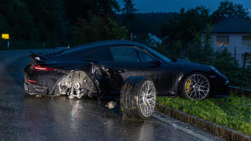 Luxusauto geschrottet: Einen teuren „Ausrutscher“ leistet sich im Juni ein 20-Jähriger mit einem neuen Porsche. Der Fahranfänger beschleunigt in der Hahnenkammstraße bei Nässe zu stark und verliert die Kontrolle über das 560 PS starke Auto. Schaden: rund 100.000 Euro.