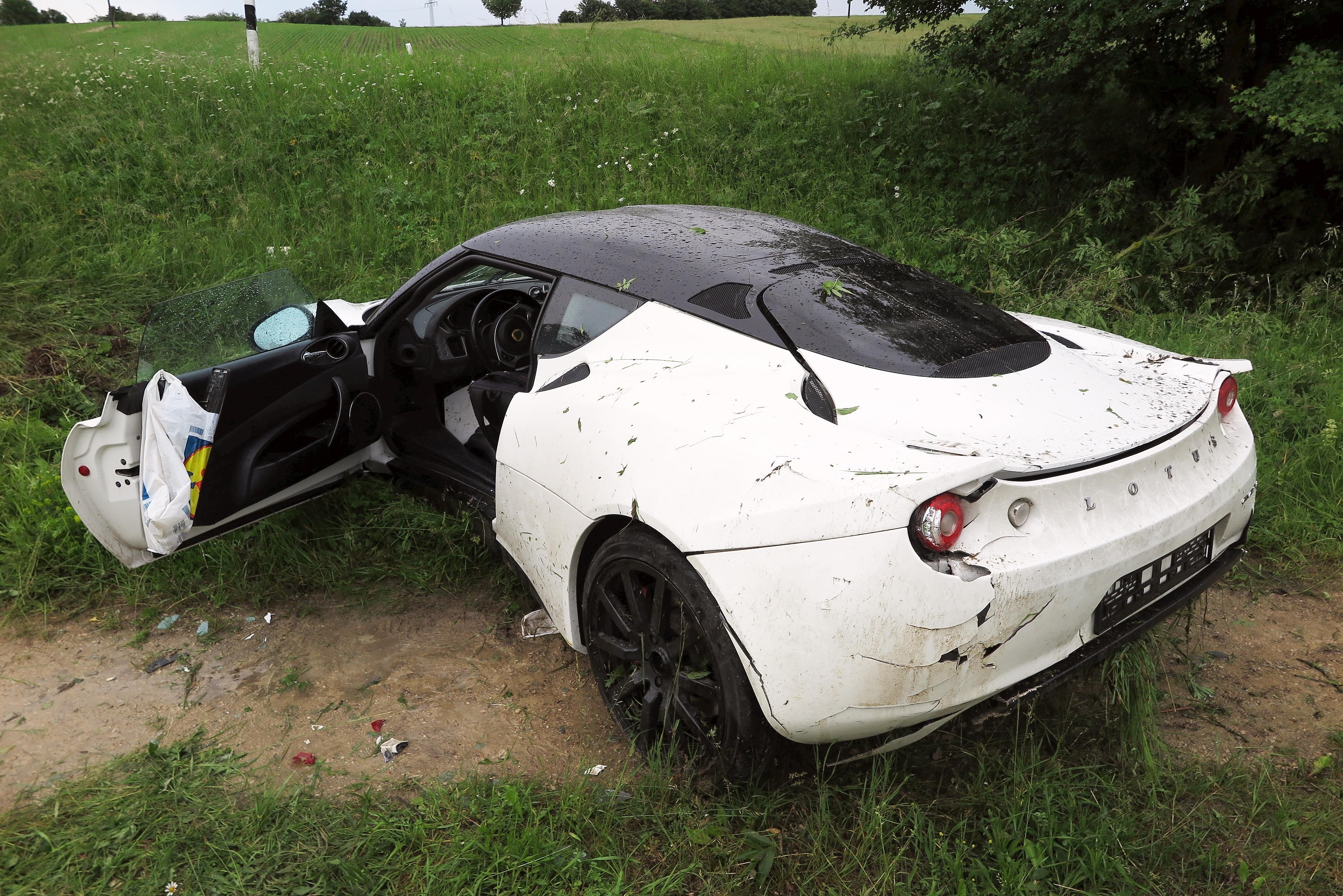 Zweites Luxusauto zerlegt: Nur drei Tage nachdem ein Fahranfänger in der Hahnenkammstraße einen 100.000 Euro teuren Porsche geschrottet hat, überschlägt sich ein 44-Jähriger auf der B2 nahe Rehlingen bei Regen mit seinem 350 PS starken Lotus.