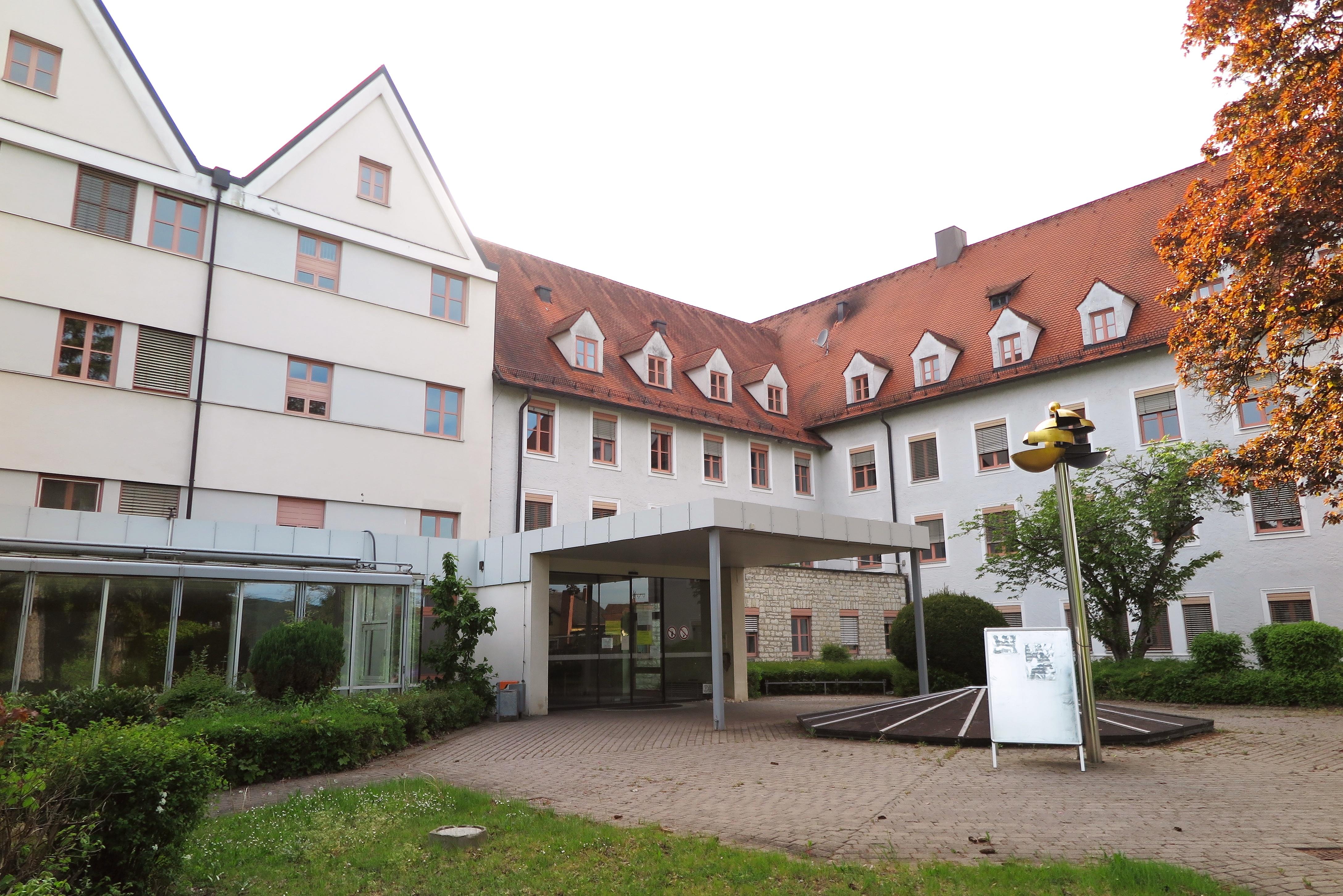 Teurer Streich: Unbekannte drehen im August im obersten Geschoss des stillgelegten Stadtkrankenhauses eine Dusche auf. Das Wasser läuft über eine Bohrung bis ins Erdgeschoss in die dort noch ansässige Arztpraxis.