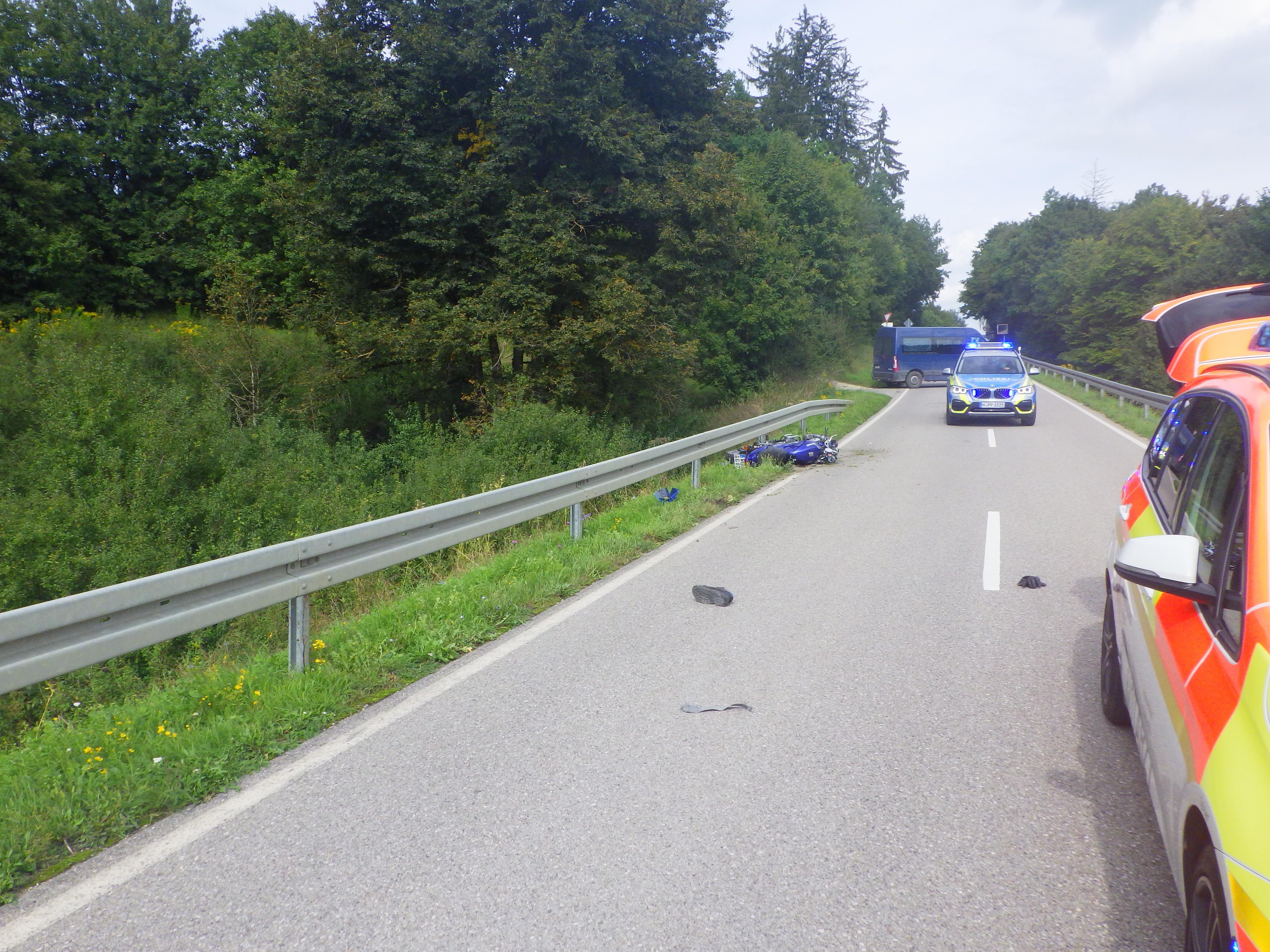 Motoradfahrer stirbt: In Möhren stirbt im September ein 72-jähriger Motorradfahrer. In der Hermann-Pröll-Straße kommt er aus unklarer Ursache von der Fahrbahn ab und prallt in die Schutzplanke. Reanimationsversuche sind erfolglos.