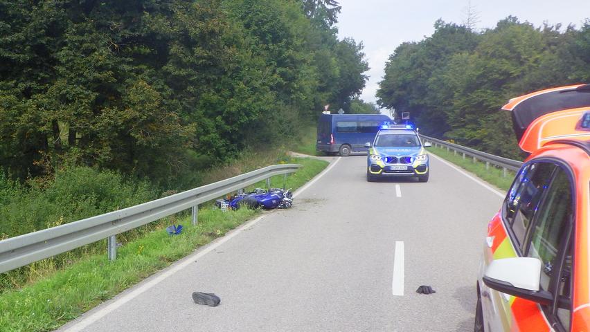 Motoradfahrer stirbt: In Möhren stirbt im September ein 72-jähriger Motorradfahrer. In der Hermann-Pröll-Straße kommt er aus unklarer Ursache von der Fahrbahn ab und prallt in die Schutzplanke. Reanimationsversuche sind erfolglos.
