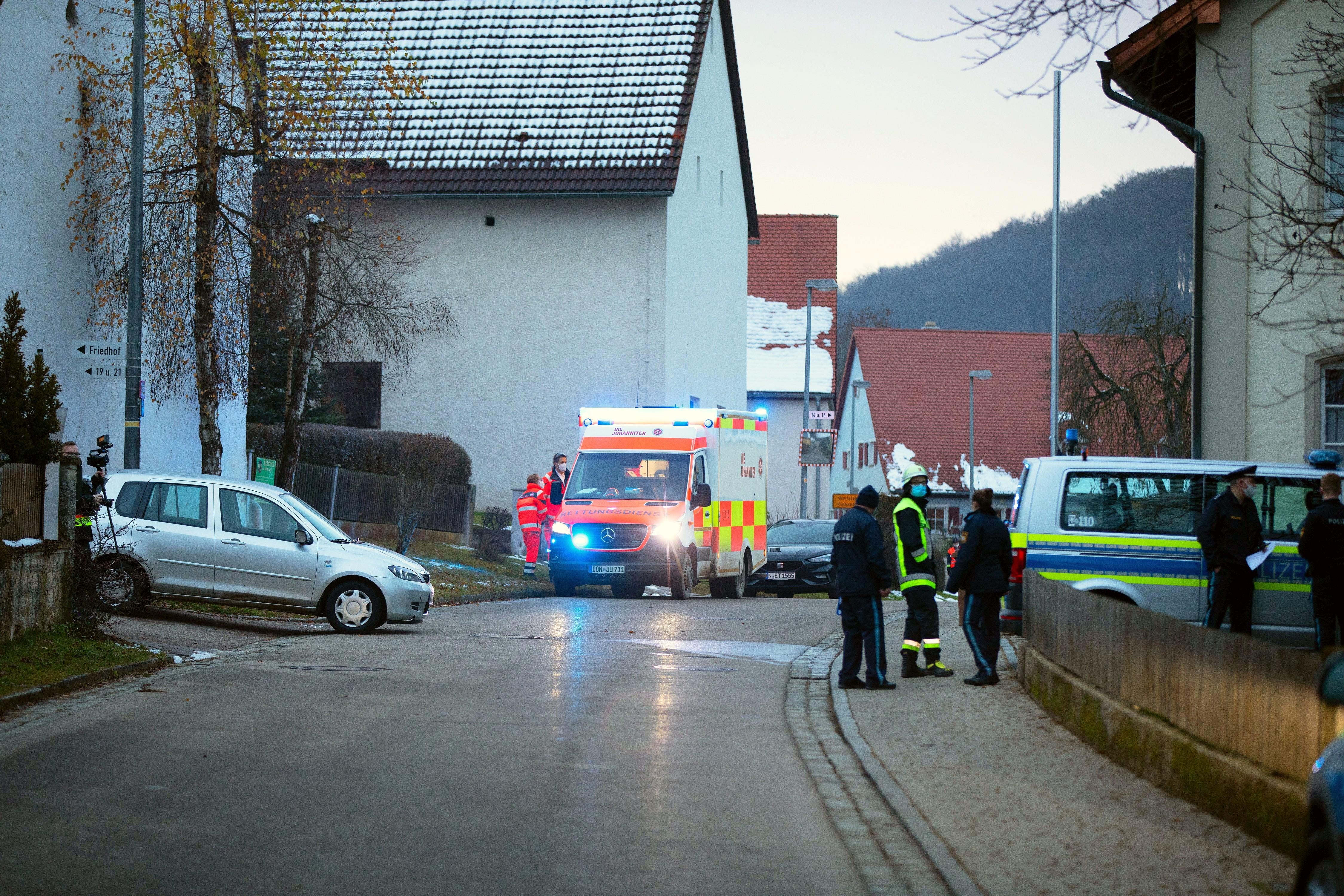 Vier Fußgänger angefahren: Nach einer Trauerfeier erfasst ein 87-Jähriger Anfang Dezember in Windischhausen mit seinem Auto vier Menschen auf einem Gehweg. Ein Verletzter ist in Lebensgefahr, kommt aber durch. Der Verursacher steht unter Schock und ist noch Tage später nicht vernehmbar.