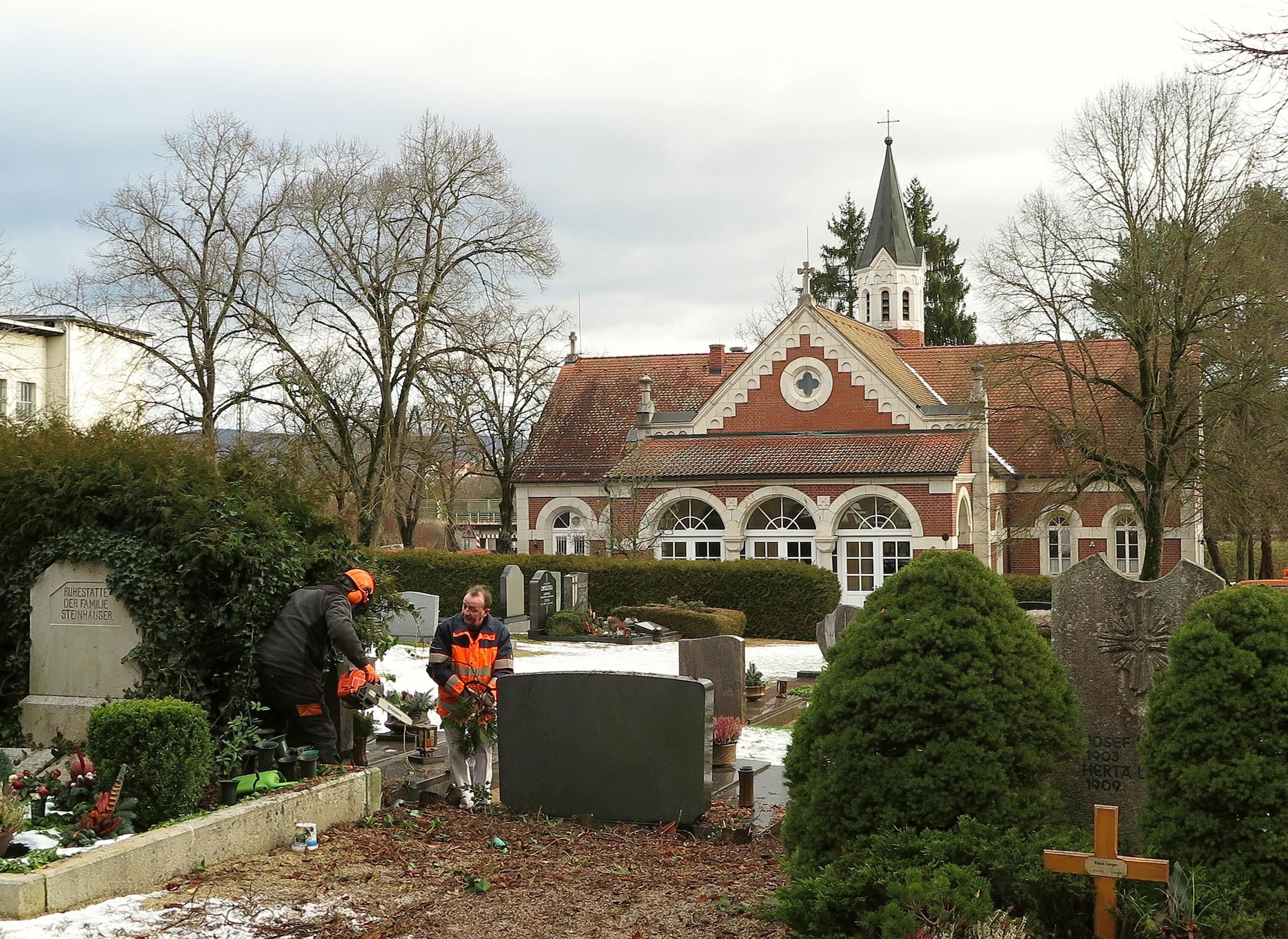 Notruf missbraucht: Drei Fälle von Notrufmissbrauch klärt die Polizei im Januar auf. Ein 18-Jähriger meldet einen Brand und tags darauf einen Unfall mit Verletzten am Treuchtlinger Friedhof (unser Bild). Beide Male rücken Feuerwehr und Rettungsdienst unnötig aus. Im Herbst 2019 hatte der Teenager bereits ähnlichen Unfug getrieben.  