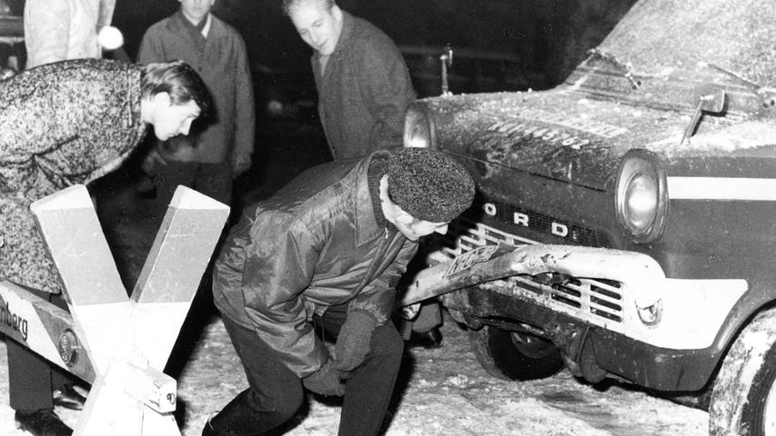 Dieses Auto stand direkt über einem Kanalschacht, als sich die Explosion ereignete. Der hochfliegende Deckel beschädigte das Fahrzeug dabei erheblich. Hier geht es zum Kalenderblatt vom 4. Januar 1971: Betondeckel flogen durch die Luft.