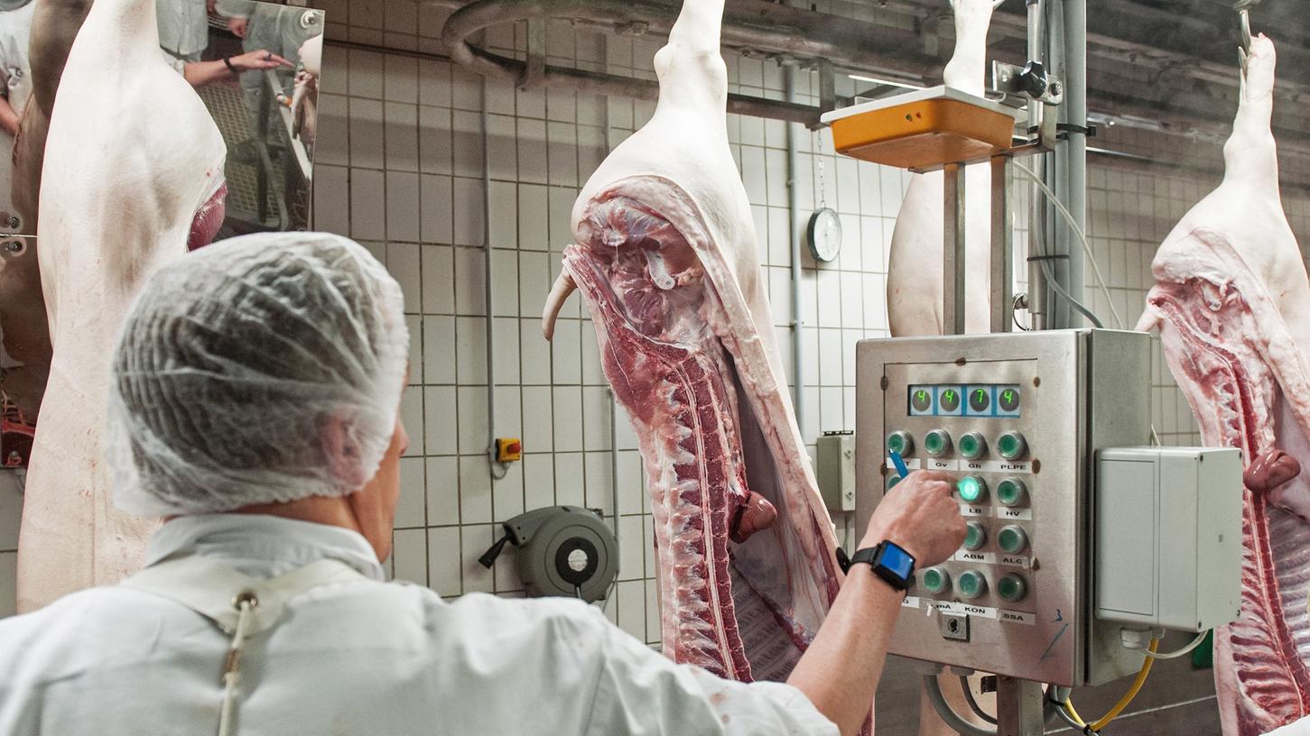 Der Pro-Kopf-Verzehr von Fleisch ist 2020 in Deutschland auf ein Jahrzehnte-Tief gesunken.