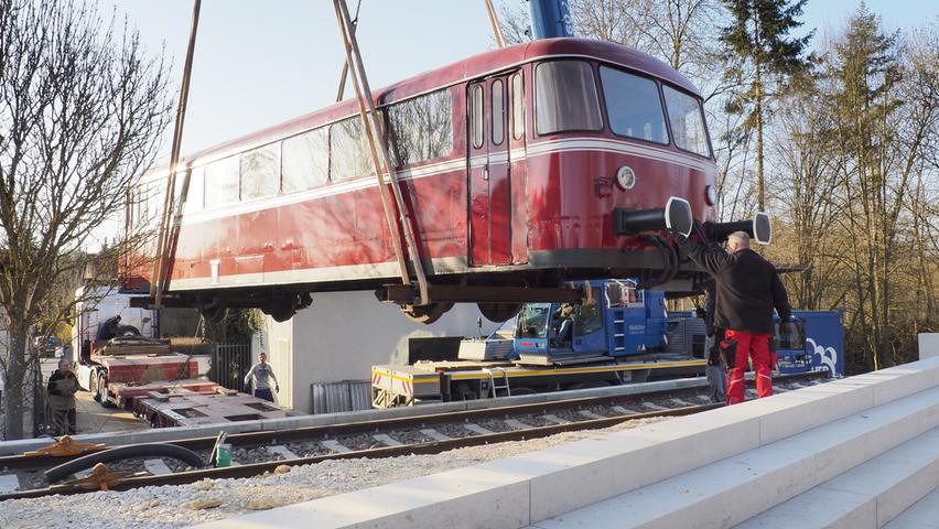 April: Die Altmühltherme erhält ihre neue Außensauna im historischen Schienenbus. Das 60 Jahre alte Gefährt war früher als „Knattermaxe“ bekannt
