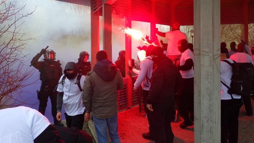 März: Mit mehreren Einsatzzügen übt die Bereitschaftspolizei in der Altmühlstadt den Umgang mit Hooligans bei Großveranstaltungen wie Fußballspielen
 
  