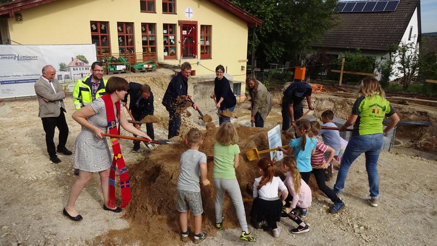 Juli: Der Kindergarten am Burgstall und der städtische Kindergarten in Wettelsheim werden um je eine Krippengruppe erweitert. Dafür finden die „Spatenstiche“ statt.