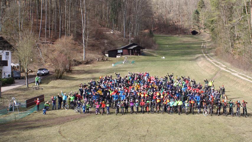 März: Rund 300 Mountainbiker treffen sich im Heumöderntal, um „Gesicht zu zeigen“. Initiator Robert Rieger will darauf hinweisen, dass die Sportgemeinschaft „in der Mitte der Gesellschaft angekommen ist“ und sich vor dem Dialog über die Nutzung von Wäldern und Wegen nicht versteckt.
 
  