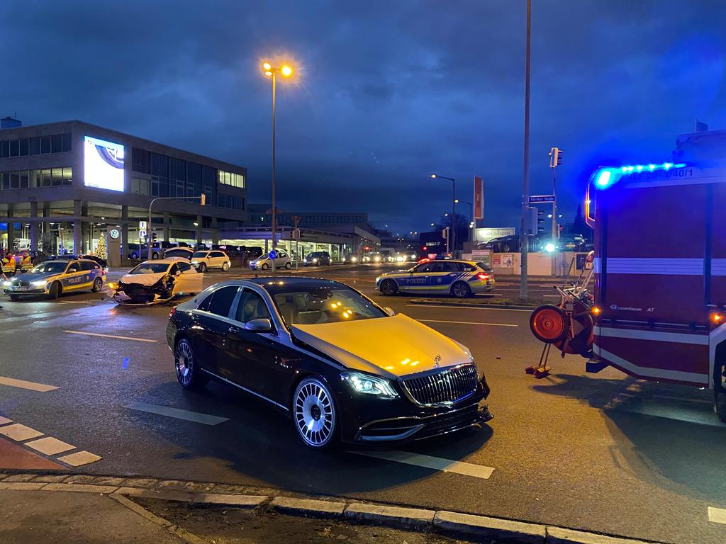 Unfall Auf Further Strasse Maybach Und Kleinwagen Kollidieren Nurnberg Nordbayern Unfall Auf Further Strasse Maybach Und Kleinwagen Kollidieren Nurnberg Nordbayern
