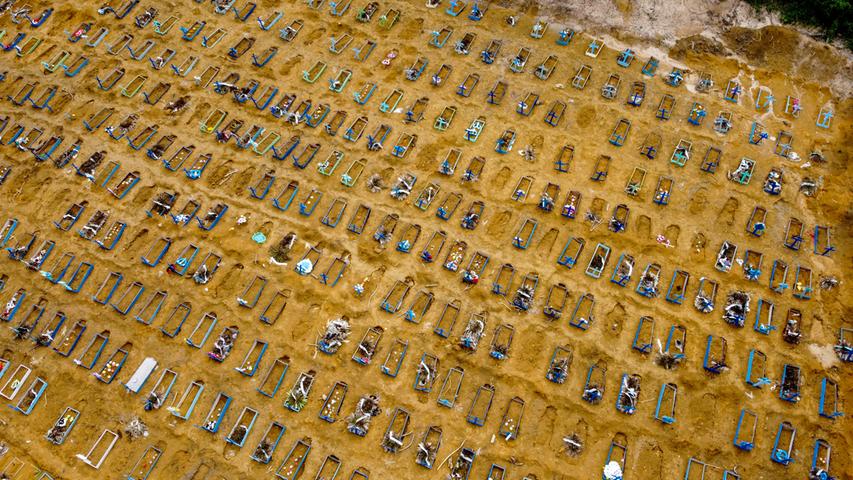 Die WHO registriert am 20. Mai 2020 innerhalb eine Tages 106.000 Infektionen weltweit – so viele wie noch nie binnen 24 Stunden. Brasilien wird zum neuen Hotspot der Pandemie, nach den USA weist das Land die höchsten Infektionszahlen auf. Ende Mai sind dort bereits über 20.000 Menschen an oder mit dem Virus gestorben, Bilder von massenhaft provisorisch ausgehobenen Gräbern gehen um die Welt. Die WHO registriert am 20. Mai 2020 innerhalb eine Tages 106.000 Infektionen weltweit – so viele wie noch nie binnen 24 Stunden. Brasilien wird zum neuen Hotspot der Pandemie, nach den USA weist das Land die höchsten Infektionszahlen auf. Ende Mai sind dort bereits über 20.000 Menschen an oder mit dem Virus gestorben, Bilder von massenhaft provisorisch ausgehobenen Gräbern gehen um die Welt.