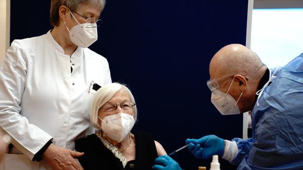 Am 26. Dezember 2020 wird in Deutschland zum ersten Mal ein Mensch gegen das Coronavirus geimpft. In der Bundesrepublik kommt dafür der Biontech/Pfizer-Impfstoff zum Einsatz, genauso wie in den USA, Kanada und Großbritannien, wo mithilfe von Notzulassungen bereits Mitte Dezember die ersten Dosen verabreicht worden waren. Der reguläre Impfstart in Deutschland fiel auf den 27. Dezember. Die Weihnachtsfeiertage fanden unter massiven Einschränkungen statt, in Bayern galt auch über Heiligabend eine nächtliche Ausgangssperre ab 21 Uhr. Feiern mit mehr als zwei Haushalten durften nur im engsten Familienkreis stattfinden.