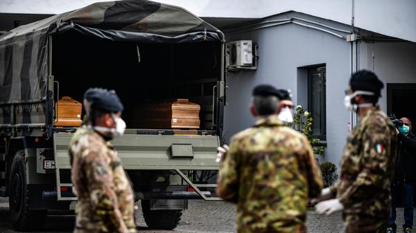 23. Februar 2020: Das Virus breitet sich vor allem in Norditalien rasant aus. Um die Infektionen einzudämmen, hat die Regierung eine Sperrzone eingerichtet, konkret in den Regionen Lombardei und Venetien. Auch der Karneval in Venedig wird abgesagt. Aus Bergamo gehen Bilder um die Welt, auf denen das Militär beim Abtransport der Covid-Toten hilft.