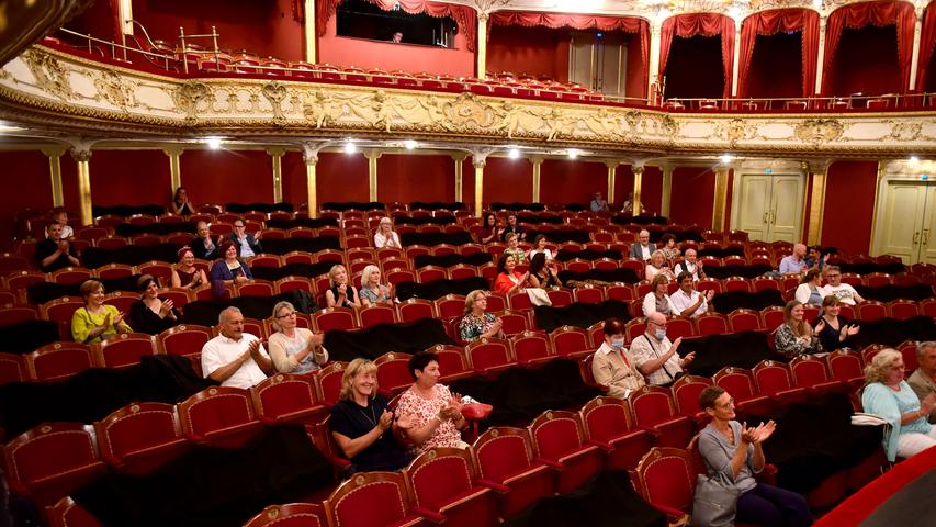 Im Juli kann das Fürther Stadttheater nach der Corona-Pause erstmals wieder Gäste empfangen - mit Abstand. Sie sehen an dem Abend Jutta Czurdas "Dance me to the end of love".