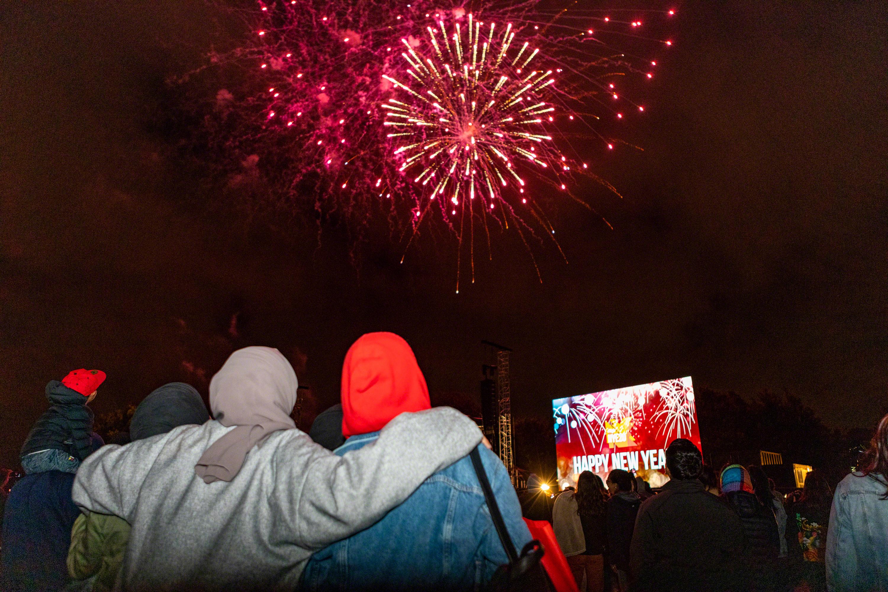 Teilnehmer einer Neujahrsfeier beobachten ein Feuerwerk im Hagley Park. Im Gegensatz zu vielen anderen Ländern hat der Inselstaat im Südpazifik seit mehr als einem Monat keine lokalen Corona-Fälle mehr verzeichnet.