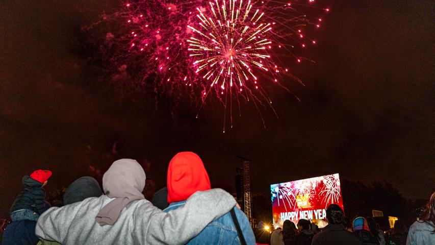 Teilnehmer einer Neujahrsfeier beobachten ein Feuerwerk im Hagley Park. Im Gegensatz zu vielen anderen Ländern hat der Inselstaat im Südpazifik seit mehr als einem Monat keine lokalen Corona-Fälle mehr verzeichnet.