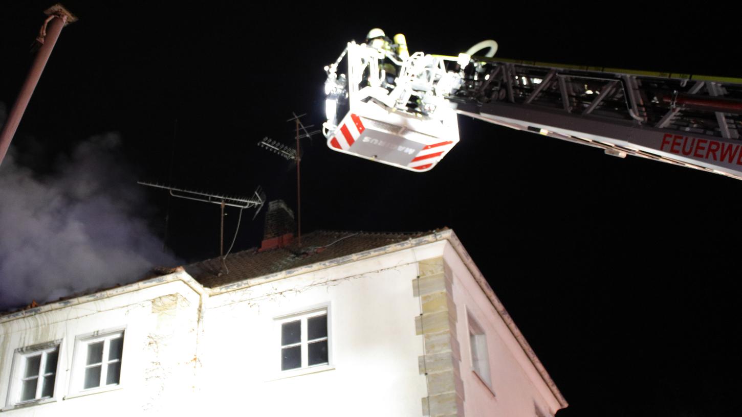 Der Dachstuhl dieses Hauses ist laut Polizei vermutlich durch eine Silvesterrakete in Brand gesetzt worden.