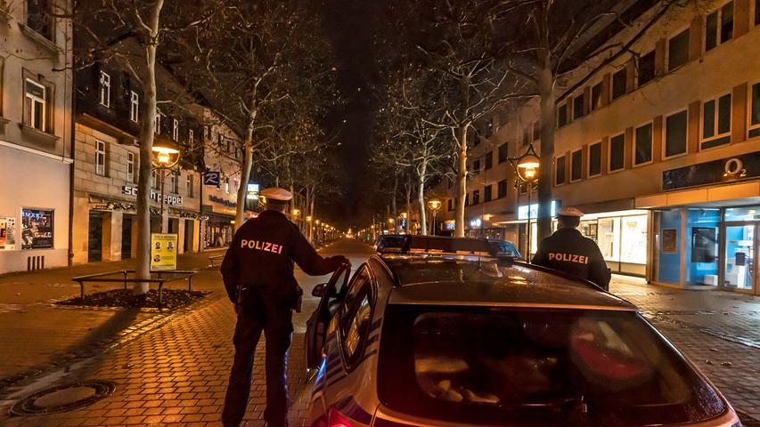 Auf Erlangens regennassen Straßen war in der Silvesternacht fast nur die Polizei unterwegs.