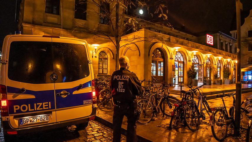 Auf Erlangens regennassen Straßen war in der Silvesternacht fast nur die Polizei unterwegs. Vor dem Bahnhof war Bereitschaftspolizei aus Bayreuth stationiert - die praktisch nichts zu tun hatte.
