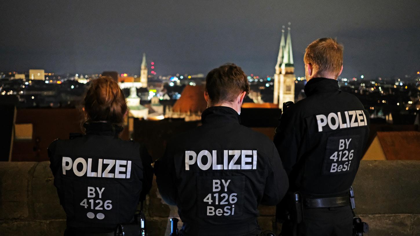 Silvester in Nürnberg: Auch auf der Burgfreiung wimmelt es von Polizisten.