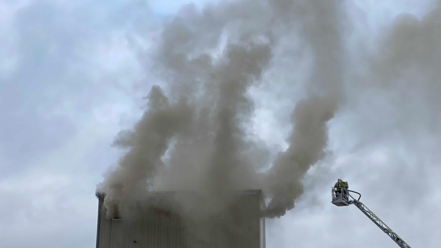 Starker Rauch drang aus dem Inneren der Ölmühle. 