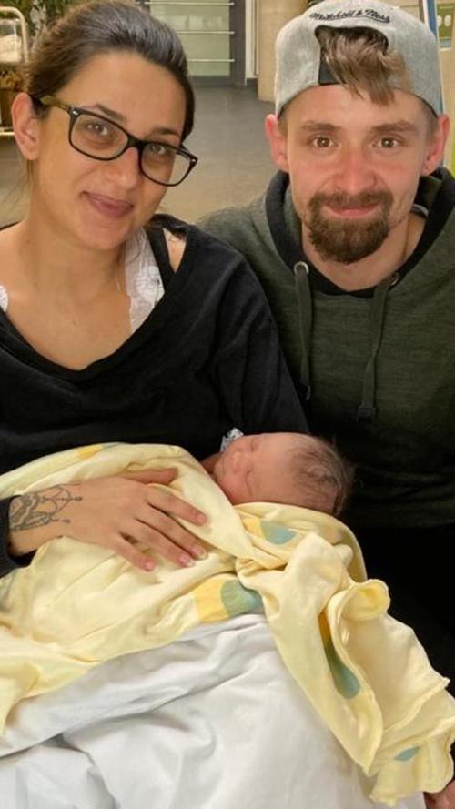 Lias-Maxim Ritthaler heißt das erste Neugeborene, das 2021 im Klinikum Forchheim-Fränkische Schweiz auf die Welt kam: um 11.54 Uhr. 3575 g Körpergewicht bringt der neue Erdenbürger auf die Waage bei einer Größe von 54 cm. 