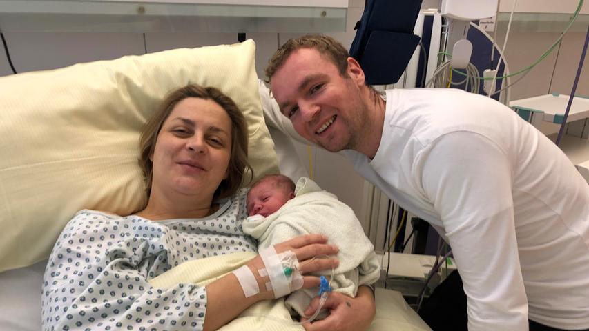 Das erste Mädchen, das in Erlangen 2021 zur Welt kam: Die kleine Matilda Nicola mit ihren glücklichen Eltern Natascha Zwick und Alessandro Nicola Cattafesta.