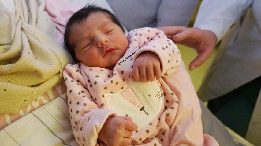 Die kleine Sila ist 50 Zentimeter groß. Sie ist als erstes Kind in Nürnberg im Jahr 2021 auf die Welt gekommen, teilte die Klinik Hallerwiese am Freitag mit. 