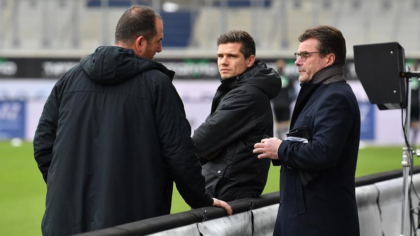 Um was es in diesem Gespräch zwischen FCH-Trainer Frank Schmidt, Dieter Hecking und Robert Klauß wohl geht... Eins ist klar: um den jeweiligen Matchplan sicherlich nicht.