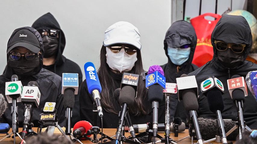 Ein Jahr der Proteste in Hongkong geht zu Ende, die politisch angespannte Lage bleibt: Familienmitglieder einer Gruppe von Demokratie-Aktivisten, die im August versuchten, mit einem Speedboat nach Taiwan zu flüchten, geben in Hongkong eine Pressekonferenz. Am Montag startete der Prozess gegen die Aktivisten in der chinesischen Stadt Shenzhen.