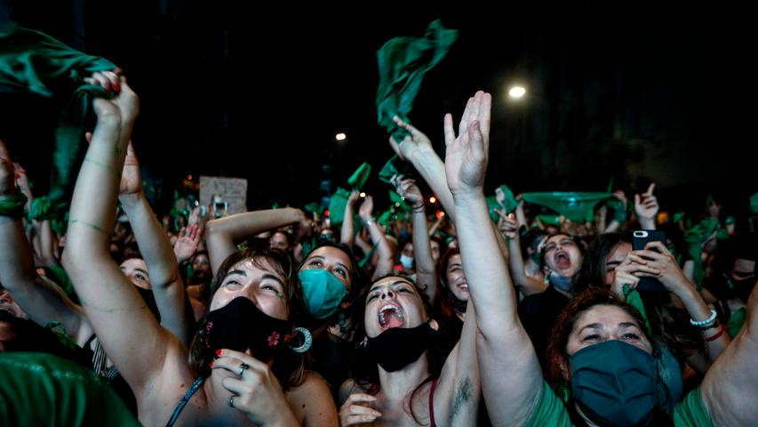 Hunderte Aktivistinnen jubelten in Buenos Aires, nachdem der Senat einem historischen Gesetz zugestimmt hatte, das Abtreibungen in Argentinien legalisiert.