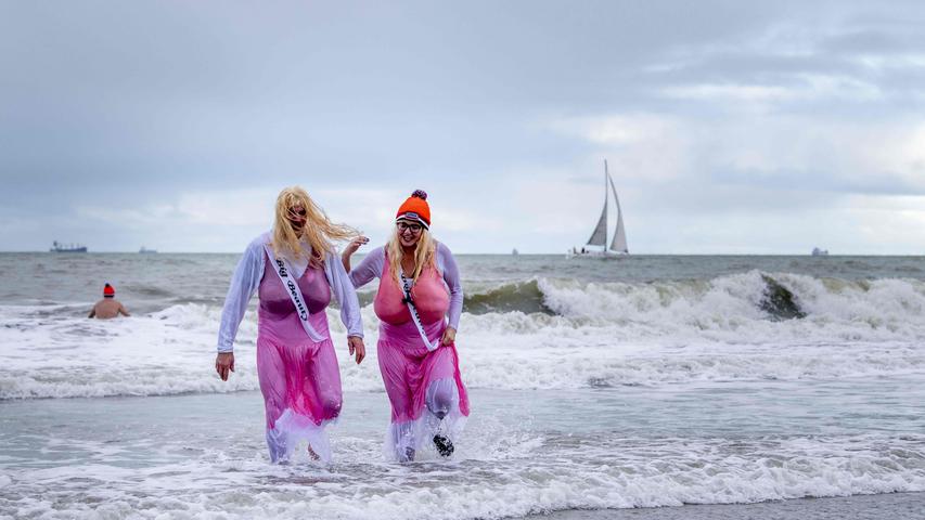 Das Jahr beginnt in den Niederlanden traditionell mit einem Tauchgang im Meer. Auch wenn große Veranstaltungen nicht stattfanden, ließen sich einige den kühlen Spaß nicht nehmen.