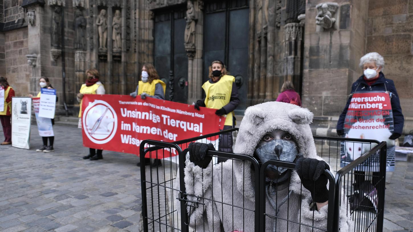 Mit einer Mahnwache machten die Aktivisten vor der Lorenzkirche auf das Leid von Versuchstieren aufmerksam - der spezielle Fokus lag freilich auf dem Labor auf dem Gelände des Klinikums. 