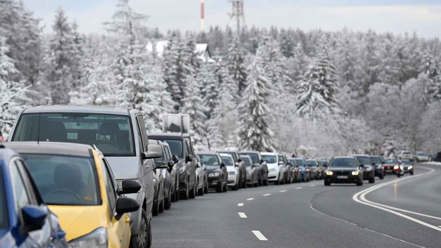 Auf einer Bundesstraße im Harz stehen am 2. Januar die Autos auf einem Behelfsparkplatz dicht an dicht. Ausflügler haben sich in Scharen aufgemacht, um am ersten Wochenende des Jahres wandern und Schlitten fahren zu gehen.
