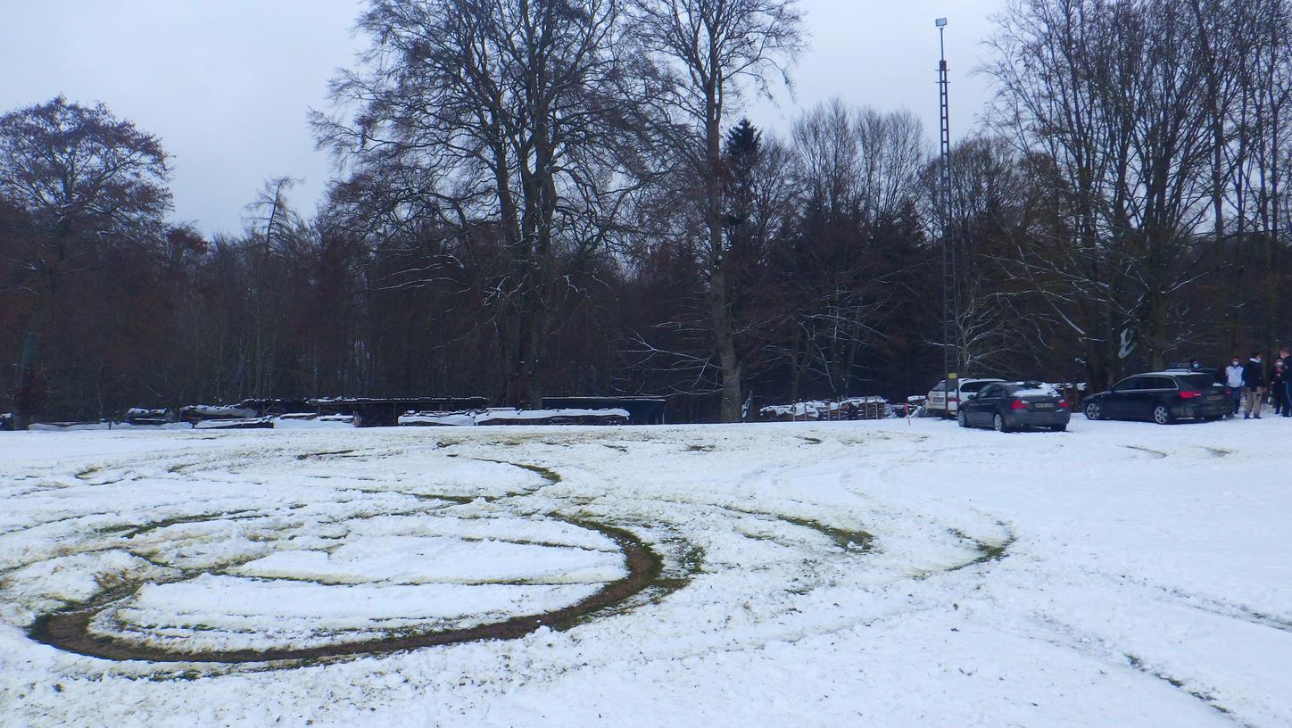 Mehrere Tausend Euro Schaden haben drei junge Männer bei einer Rutschpartie mit ihren Autos auf dem Auernheimer Sportplatz angerichtet.